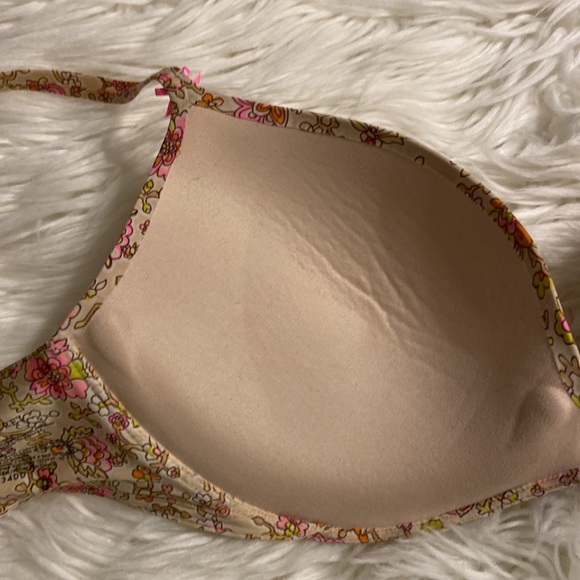 Victoria Secret Bra size 34DD it’s push up bra with adjustable strips - Picture 9 of 10